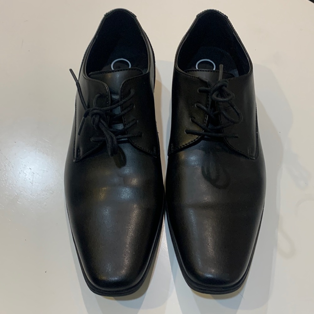 Mens Calvin Klein size 10 black dress shoe with lace